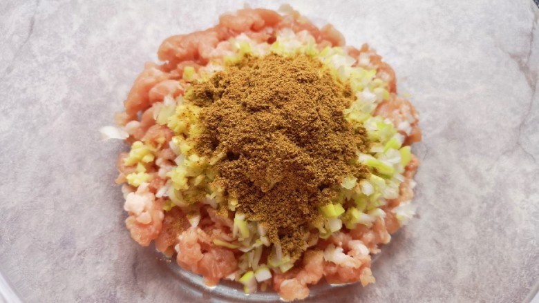 香菇虾仁饺子,放上<a style='color:red;display:inline-block;' href='/shicai/ 829'>十三香</a>。