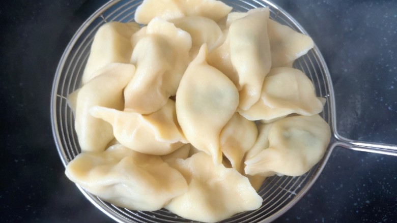 香菇虾仁饺子,下水煮饺子,煮好的饺子用笊篱捞出。