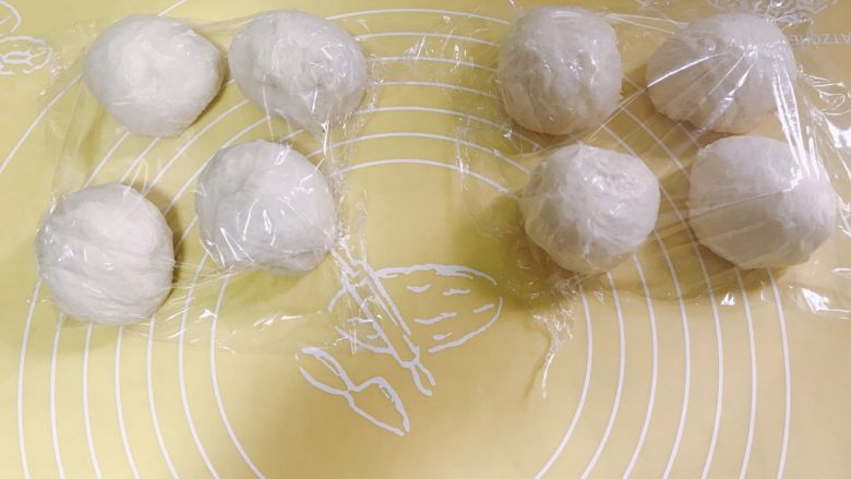 菠萝面包,平均分成几份,我比较喜欢小的,所以分成了8份。