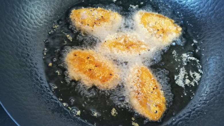 香酥炸鸡翅,油温七成热,下裹好的鸡翅炸