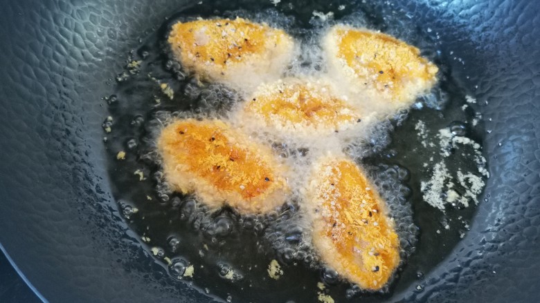 香酥炸鸡翅,油温七成热，下裹好的鸡翅炸