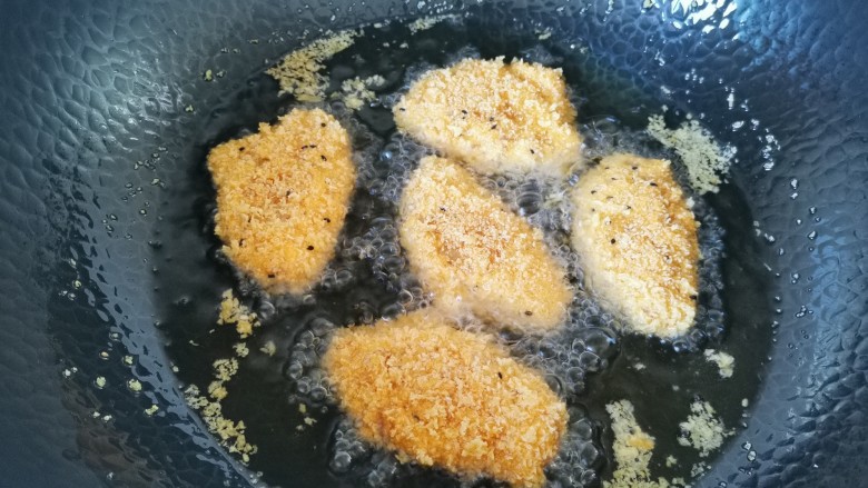 香酥炸鸡翅,翻个面,炸至两面酥脆,用小火炸