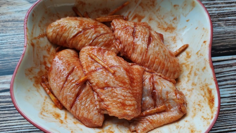 香酥炸鸡翅,用手抓匀,腌制一小时入味