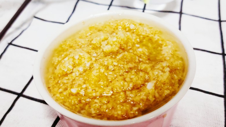 蒜蓉粉丝虾,放入油,倒入蒜泥,加蚝油,炒熟