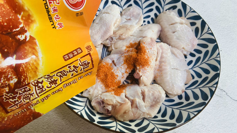 香酥炸鸡翅,<a style='color:red;display:inline-block;' href='/shicai/ 96'>鸡翅</a>洗干净沥干水分划两刀,放入奥尔良烤翅腌料