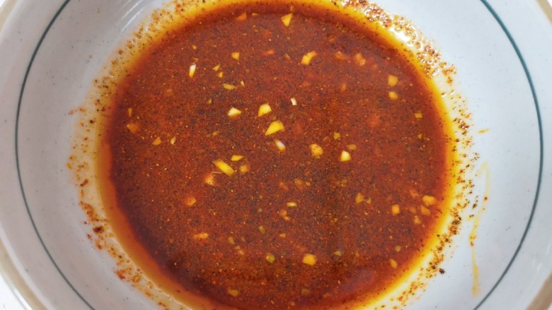 酸辣土豆粉,根据自己的口味放香醋、生抽、盐和鸡精,最后加入适量的凉开水,调好酸辣汁备用。
