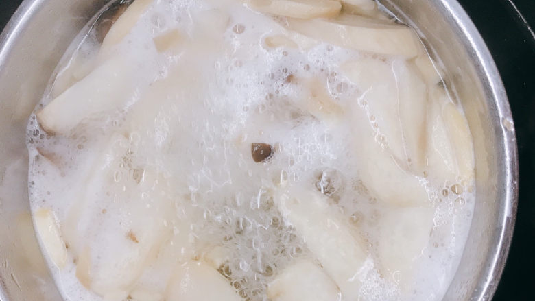 肉末杏鲍菇,汆水3分钟,捞出控干水分。