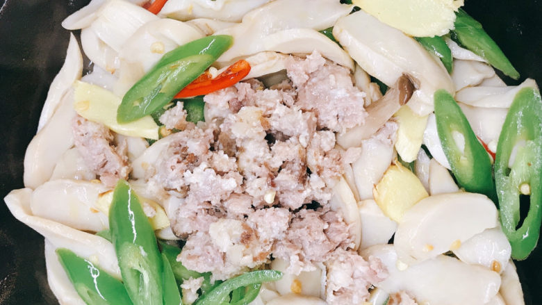 肉末杏鲍菇,再放入家中下面条用的<a style='color:red;display:inline-block;' href='/shicai/ 6660'>肉臊子</a>。