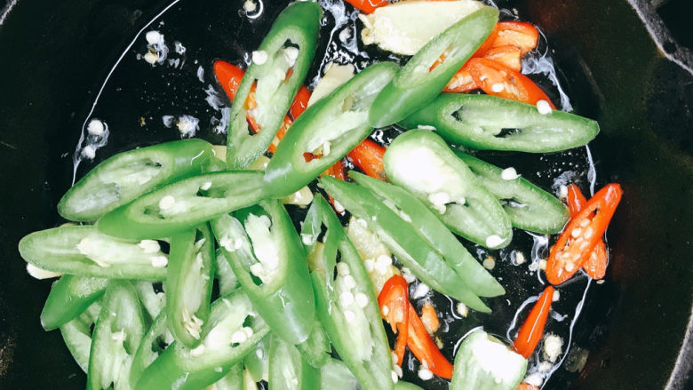 肉末杏鲍菇,放入青椒炒至九成熟。