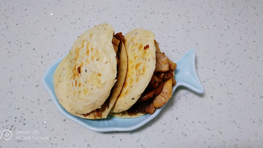 馍夹猪肉、鸡肉、豆腐串