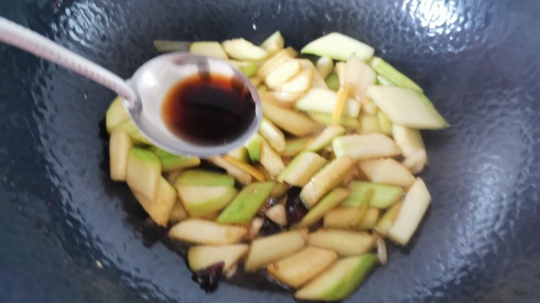 醋溜西葫芦,再加半勺醋翻炒均匀,这是第二次加醋