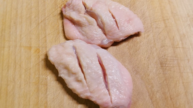 香酥炸鸡翅,控干水分 划两刀