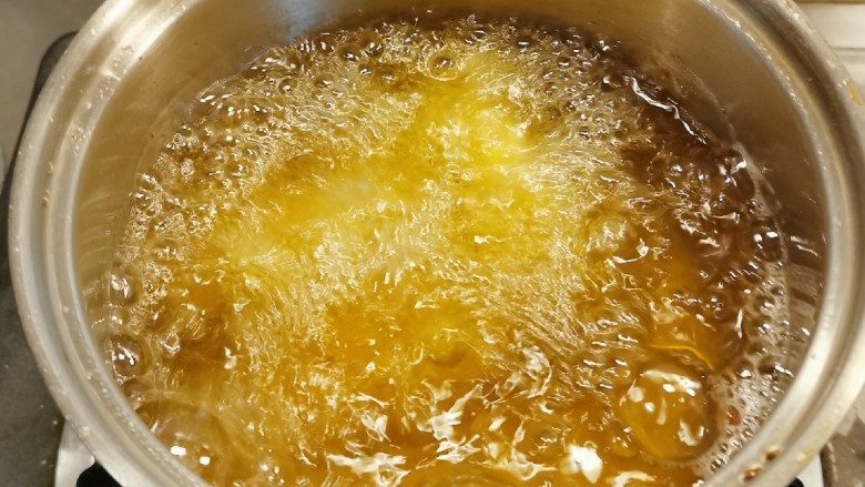 香酥炸鸡翅,炸锅放入食用油 油温6成热放入鸡翅 小火慢慢炸