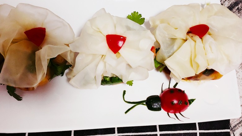 四喜福袋,包上炒好的菜,用香菜缠绕封口