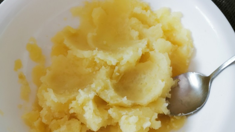 炸虾球,蒸熟后去皮 用勺子压成泥