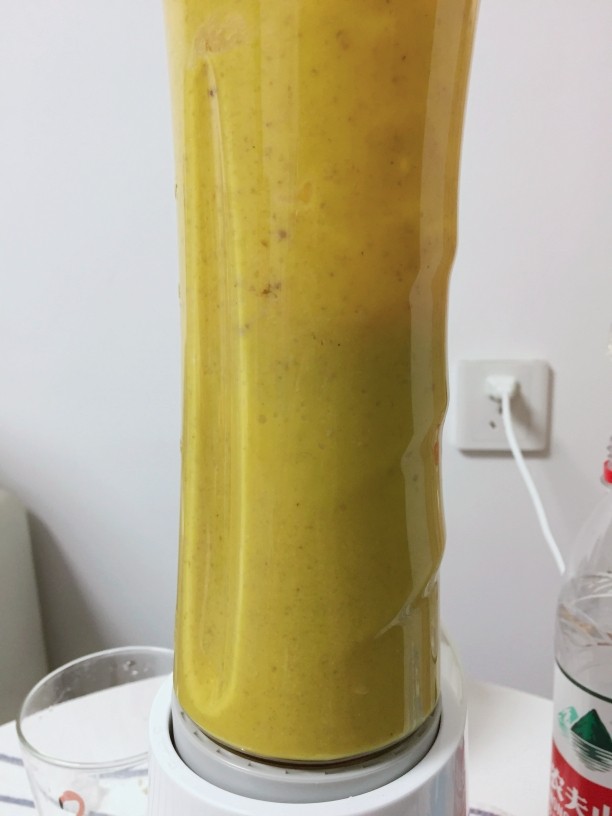 藜麦南瓜奶昔,摁下启动键,每次打10秒钟,打3次即可