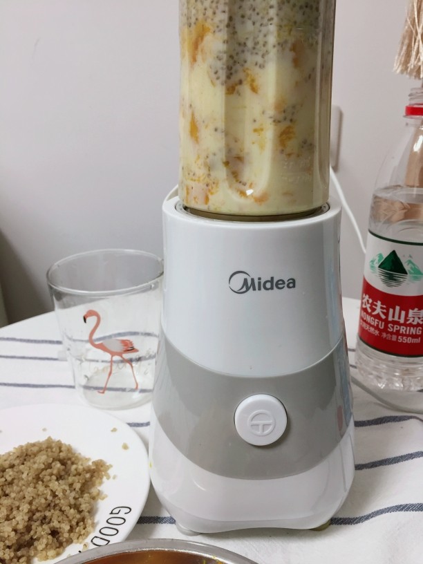 藜麦南瓜奶昔,拧紧榨汁机,准备开启打碎模式