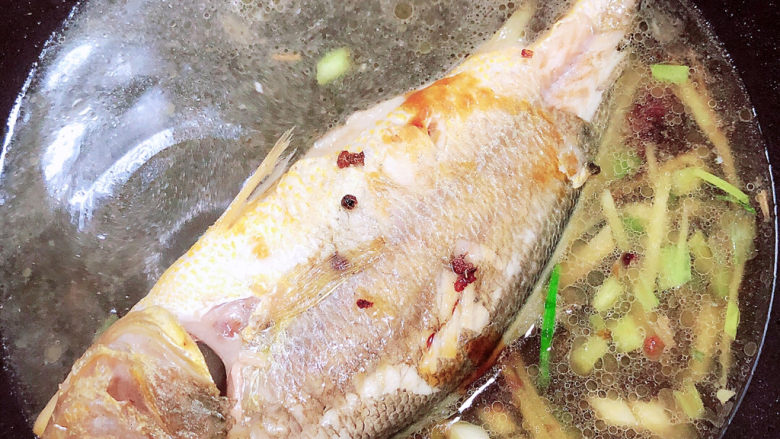 酱焖黄花鱼,大火烧开水,改小火炖3分钟。