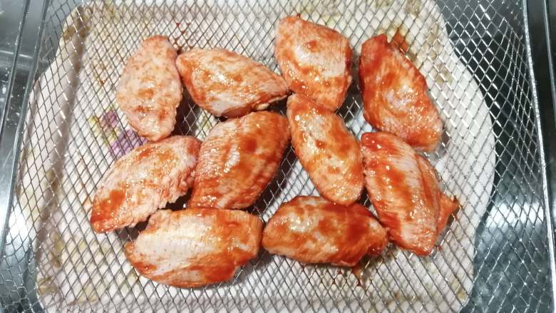 香酥炸鸡翅,5,腌制好的鸡翅整齐地放入烤网中。不想洗烤盘烤网的,也可以在上面铺上锡纸,锡纸的哑光面向上。直接放烤网上,底部受热均匀,会比较快熟透,基本上不用翻面,各有优缺点吧。