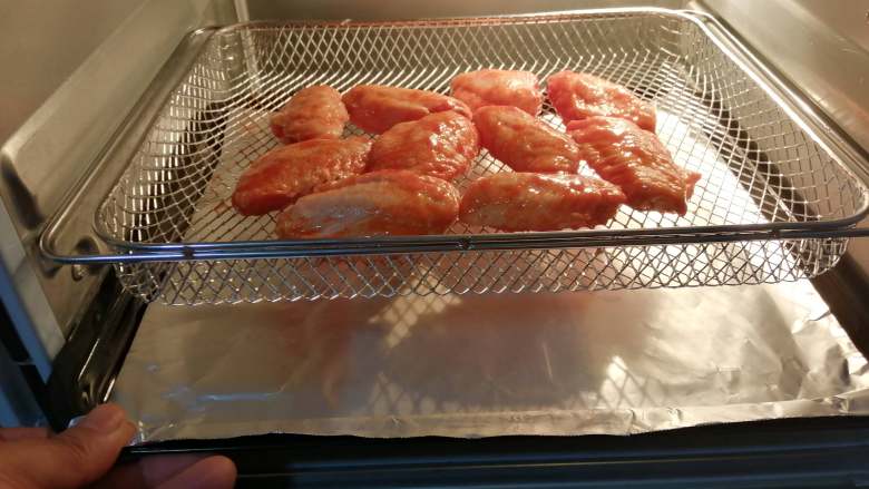 香酥炸鸡翅,如果是用普通烤箱来烤的话,需要提前预热以200-220度预热8分钟左右放入,中层烘烤20-25分钟,中间翻面一次。烤网下面要放一个烤盘,用来接滴下来的油脂。不然烤好后洗烤箱得洗哭了。直接用烤盘来烤的,也可以盘里铺上锡纸。
