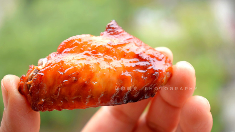香酥炸鸡翅,香气扑鼻,趁热吃口感更好。