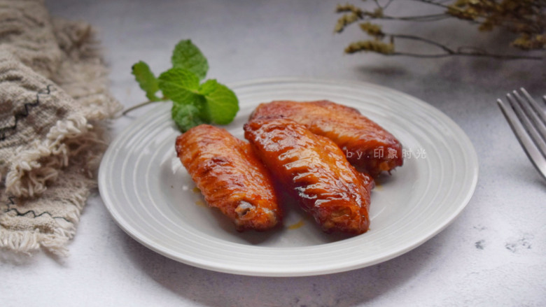 香酥炸鸡翅,没有烤箱的,也可以用平底锅放在燃气灶上中小火煎制。煎的时候需要放少量油,最好不沾锅操作,这样煎出来颜色会比较金黄,也不容易破皮。