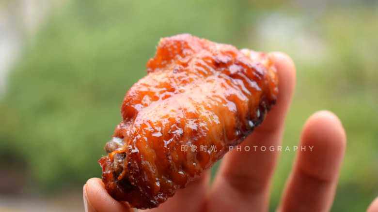 香酥炸鸡翅,小贴士:
1,鸡翅腌渍的时间至少1个小时以上,鸡翅才能更好的入味,炸或烤出来口感才能好。