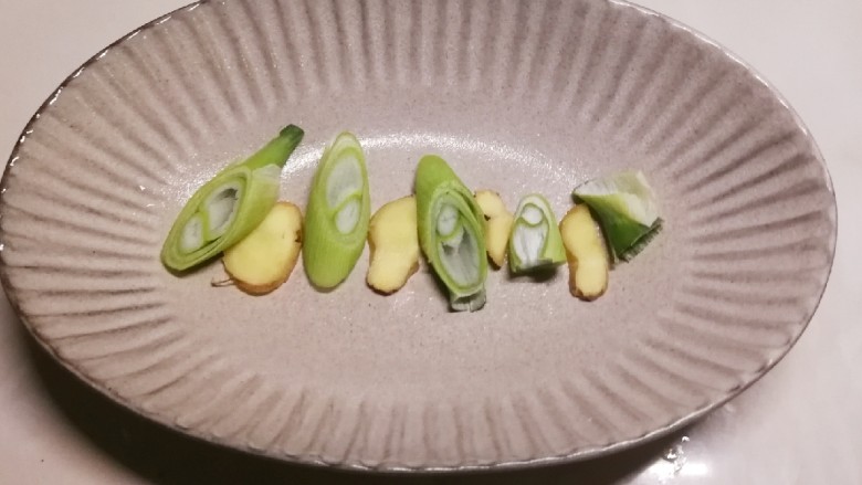 酱焖黄花鱼,取出鱼盘 葱姜铺底