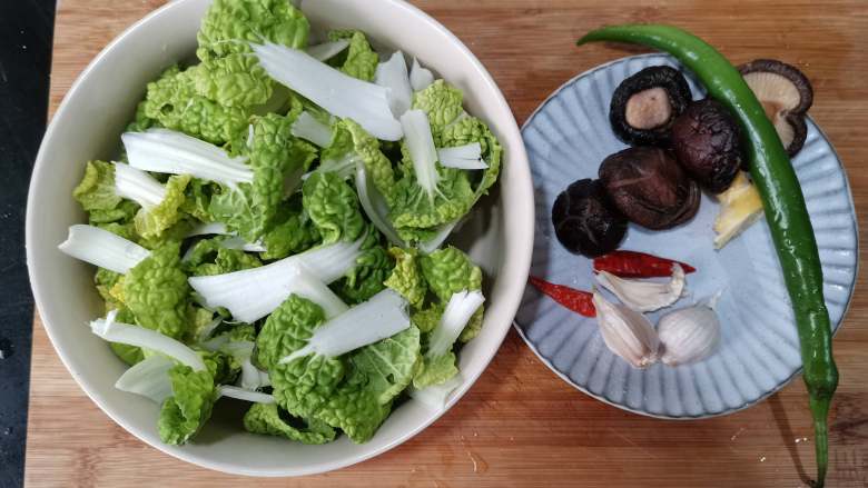 青菜炒香菇,香菇,青菜等食材清洗干净。