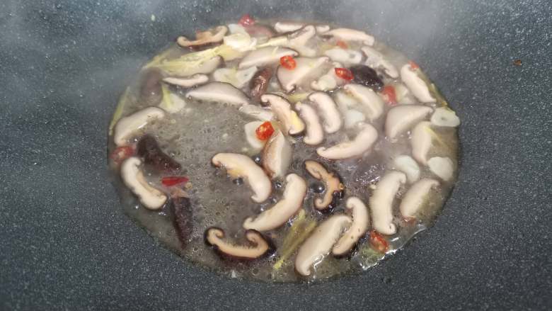 青菜炒香菇,加点清水或高汤,小火稍煮个一、两分钟。