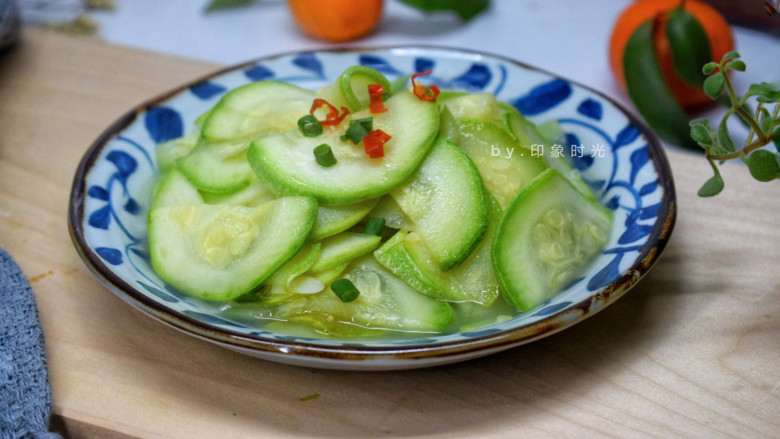 醋溜西葫芦,炒的时间太久,西葫芦里面的水分会渗出来,吃起来软塌塌的,而且颜色也会变黄,影响口感。