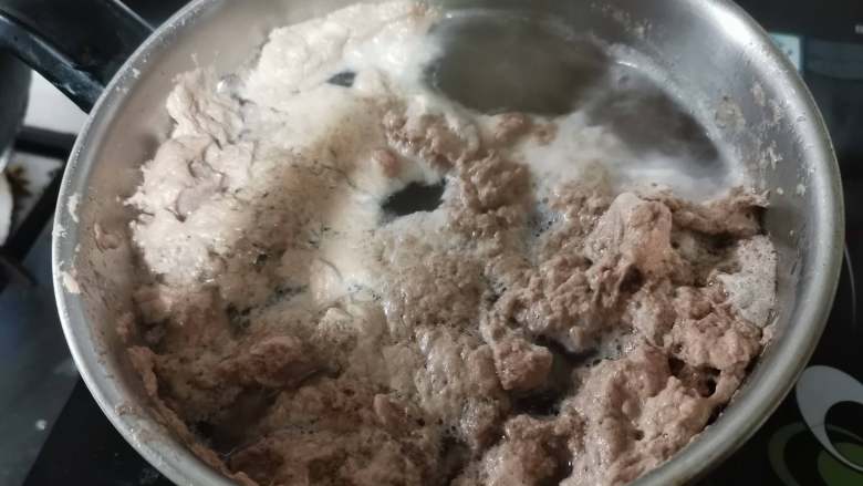 牛肉香菇酱,锅里的水开后会有血沫浮上来。用勺子打掉。让牛肉继续煮2~3分钟,让内部的血水煮出来。