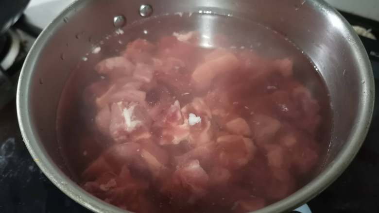 牛肉香菇酱,锅里倒入凉水,把切好的肉丁放进去,开大火煮沸。