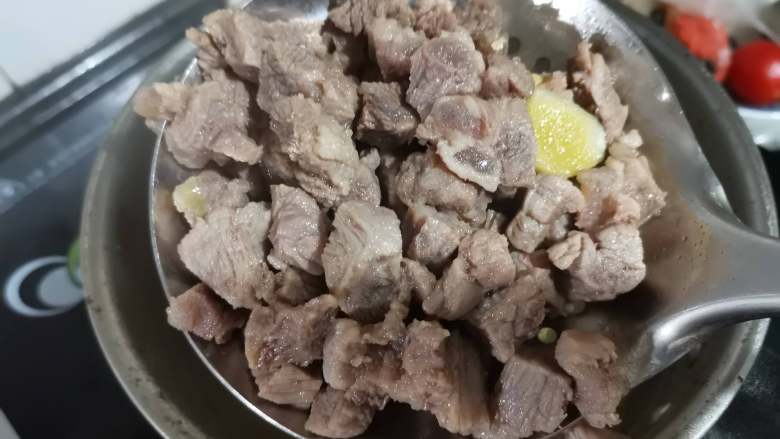 牛肉香菇酱,焯烫过的牛肉捞出来,用温水洗干净,沥干水分待用。