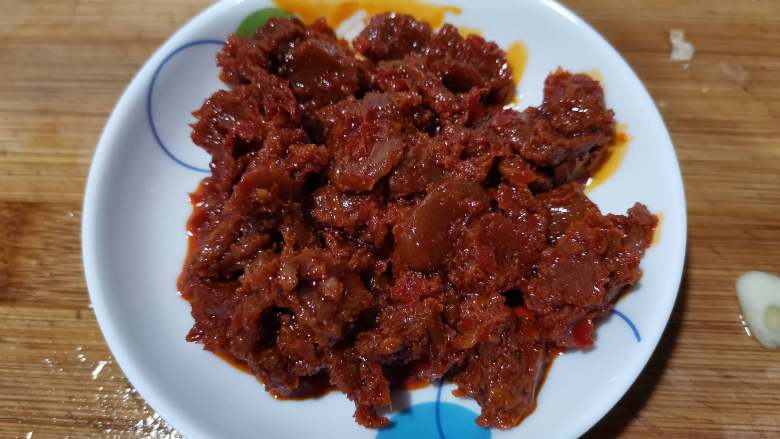 牛肉香菇酱,现在我们来准备配料,根据自己的喜欢来调整搭配的食材。喜欢辣的可以多放一点小米椒。根据自己的口味选择酱来炒制,今天我用的是豆瓣辣酱加点黄豆甜面酱来熬。