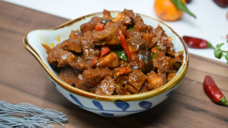 牛肉香菇酱,用来拌饭拌面条都超级够味，因为小朋友要吃，没有放太多的调料，可以多放一点蒜、小米椒更过瘾。