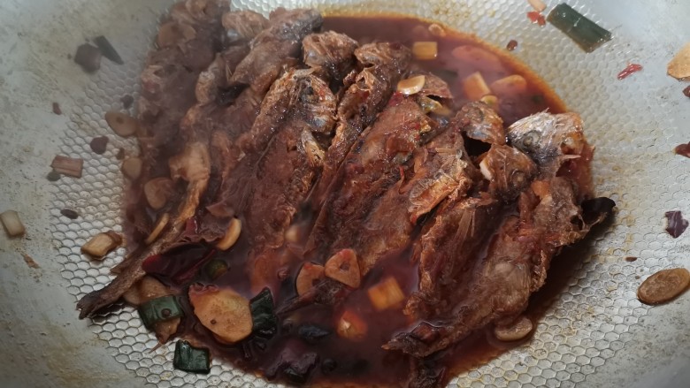 酱焖黄花鱼,煮开后转小火,让鱼继续入味煮5到10分钟。放入一个切碎的<a style='color:red;display:inline-block;' href='/shicai/ 61'>青椒</a>。就可以出锅啦!