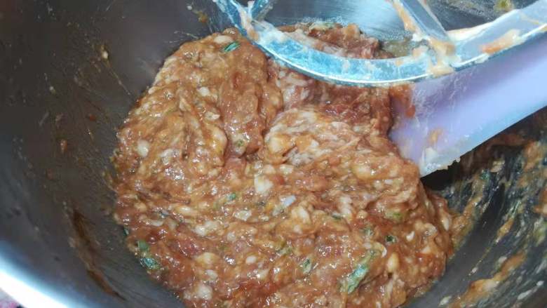藕夹肉,往一个方向搅打均匀。中间分次加入半碗清水。打到肉馅能抱团,不散开。
