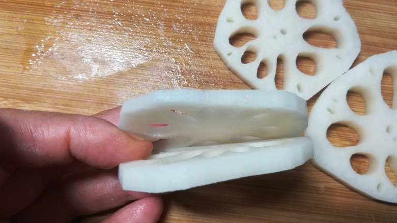 藕夹肉,切,好的样子就是这样形成一个夹片。