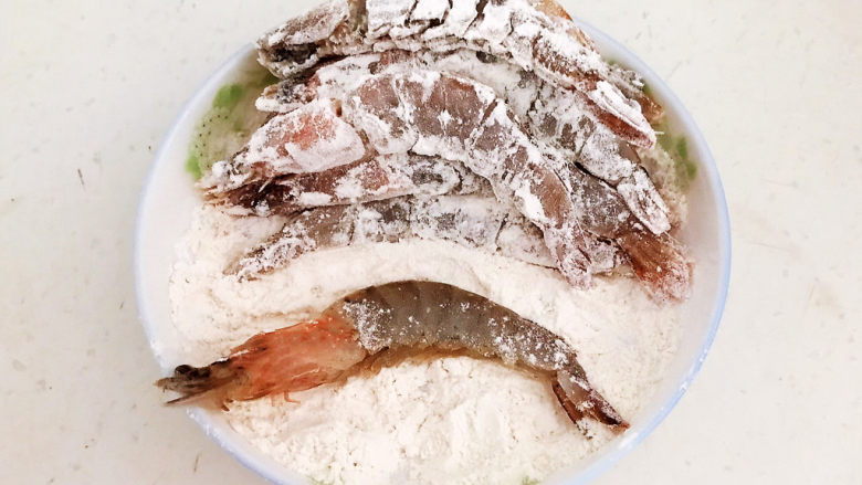 麻辣干锅虾,把腌制入味的大虾放入面粉中打个滚,让每只虾都能均匀的裹上一层薄薄的面粉