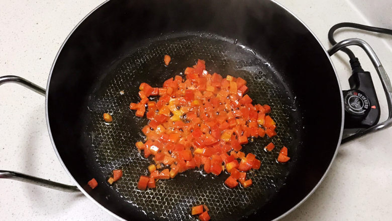 咖喱蛋炒饭,加入胡萝卜,翻炒1分钟