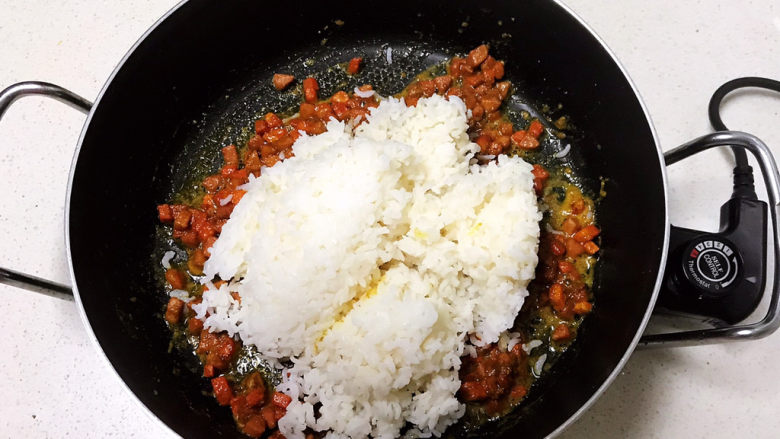 咖喱蛋炒饭,打入鸡蛋,加入热米饭