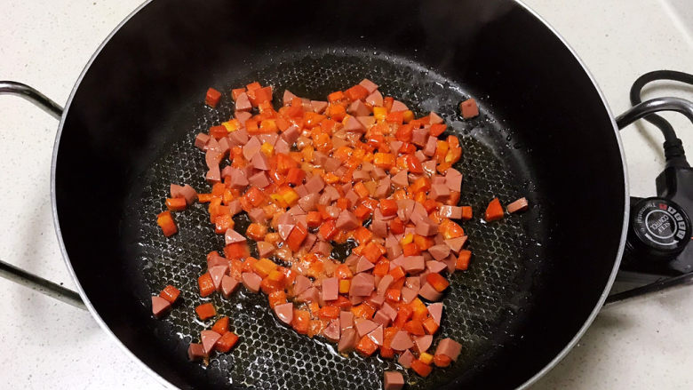 咖喱蛋炒饭,加入火腿肠,翻炒均匀