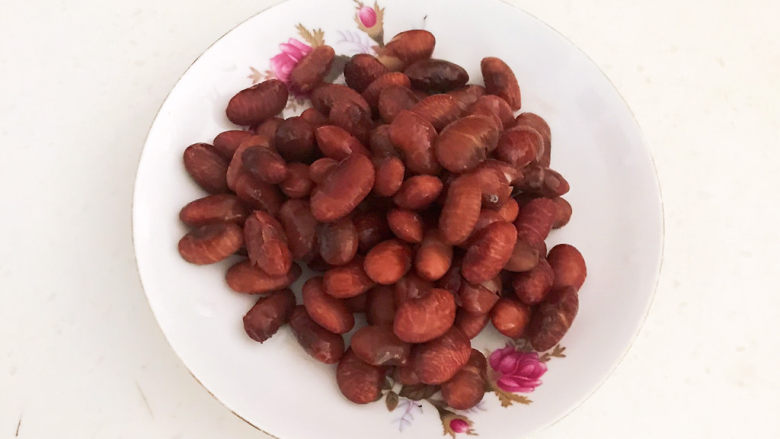 南瓜蒸糕,大红豆放入压力锅煮50分钟,捞出来,沥干水份,晾凉备用