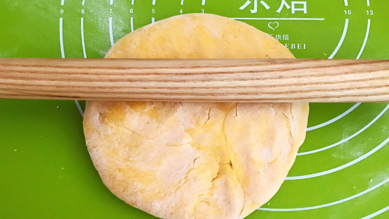 南瓜蒸糕,取一个面团,擀成厚片