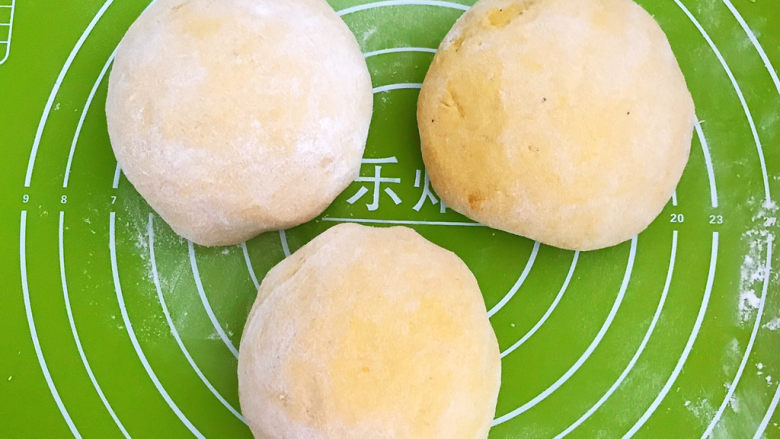 南瓜蒸糕,把面团分成3份,揉圆