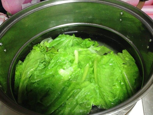 蒜泥生菜,
锅内加水烧开加入盐、食用油,倒入生菜汆烫一下立可捞出过冷水,稍微挤水摆入盘中