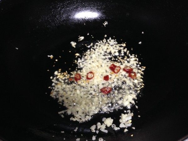 蒜泥生菜,小火下入蒜碎和辣椒圈炒出香味