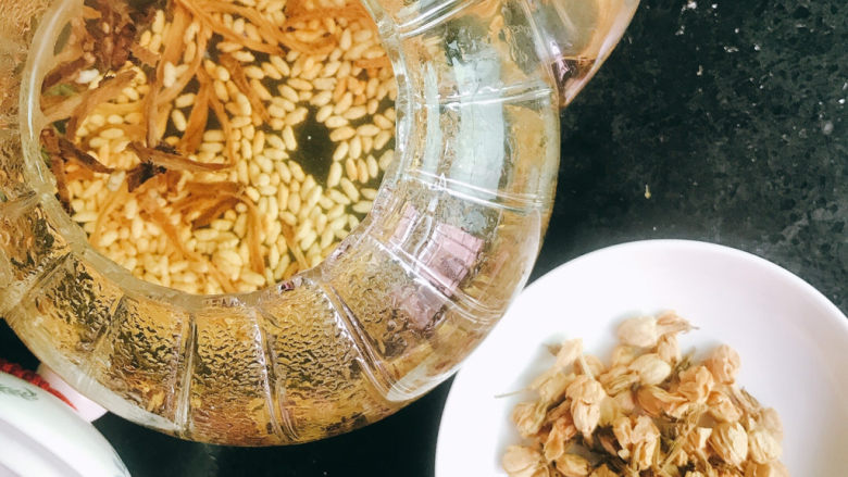 茉莉花姜母茶,姜米茶放入壶中，加入开水。
