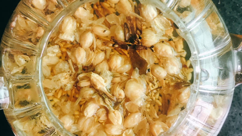 茉莉花姜母茶,干茉莉花用开水冲洗一下，放入壶中，加入几颗<a style='color:red;display:inline-block;' href='/shicai/ 866'>冰糖</a>一起浸泡。
